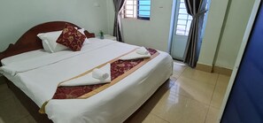 Premium bedding, memory-foam beds, individually furnished, desk - Chan&Both guesthouse (Sihanoukville)