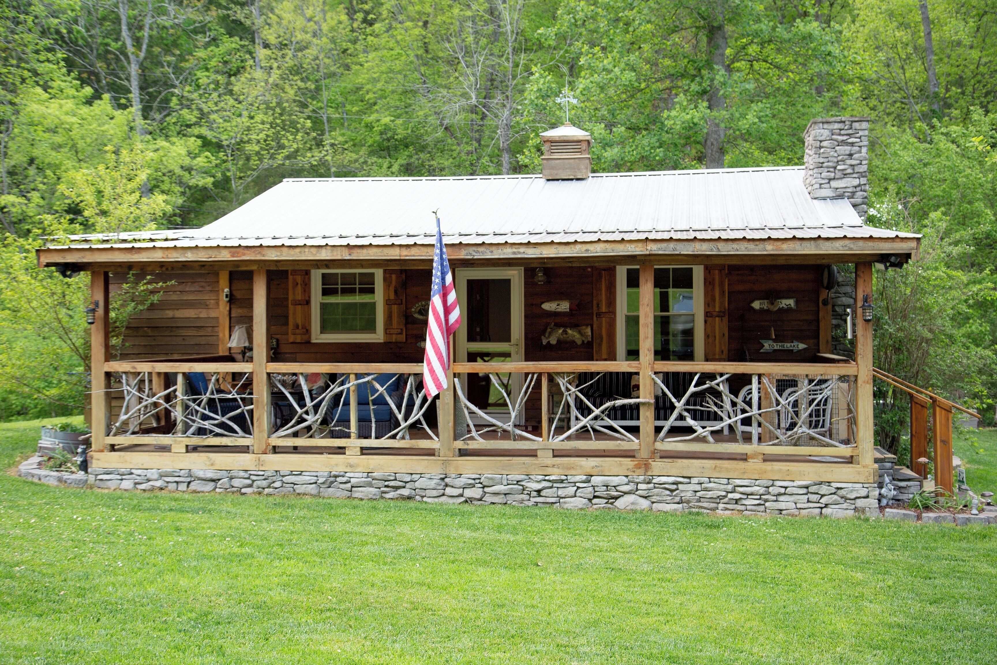 Cedar Cabin with spa Near Center Hill