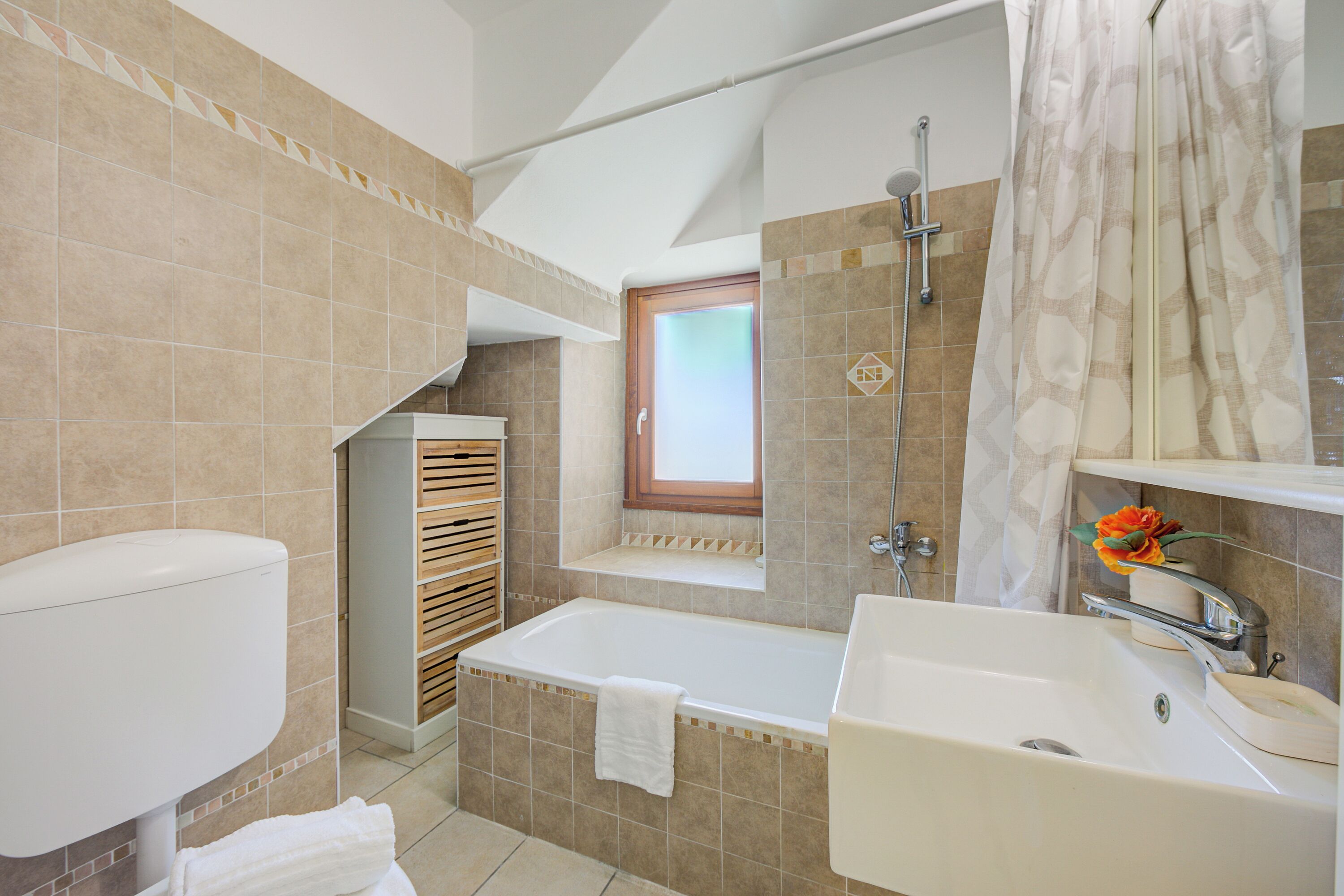 Combined shower/bathtub, hair dryer, bidet, towels