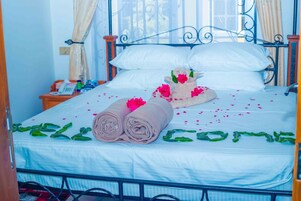 客房内保险箱、特色装修、特色家居、办公桌