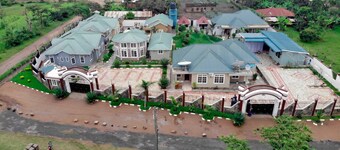 LA'TONNA SAFARI HOTEL