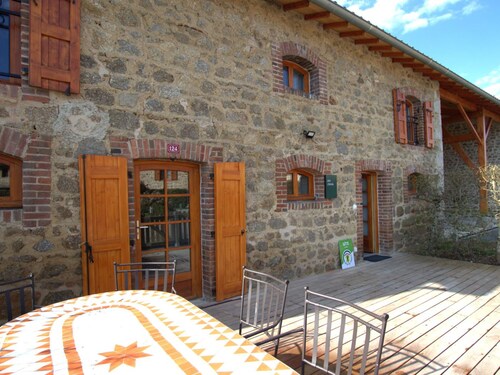 Gîte spacieux avec terrasse, nature et animaux acceptés