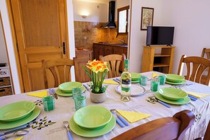 Dining - Charming 2-Bedroom Apartment 100m from the Beach Terrace Fiber WiFi  (Linguizzetta)