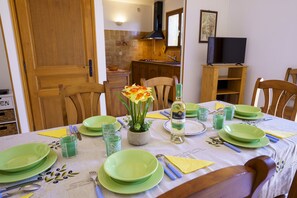 Dining - Charming 2-Bedroom Apartment 100m from the Beach Terrace Fiber WiFi (Linguizzetta)