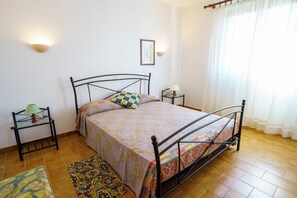 2 bedrooms, iron/ironing board, travel cot, free WiFi - Charming 2-Bedroom Apartment 100m from the Beach Terrace Fiber WiFi  (Linguizzetta)