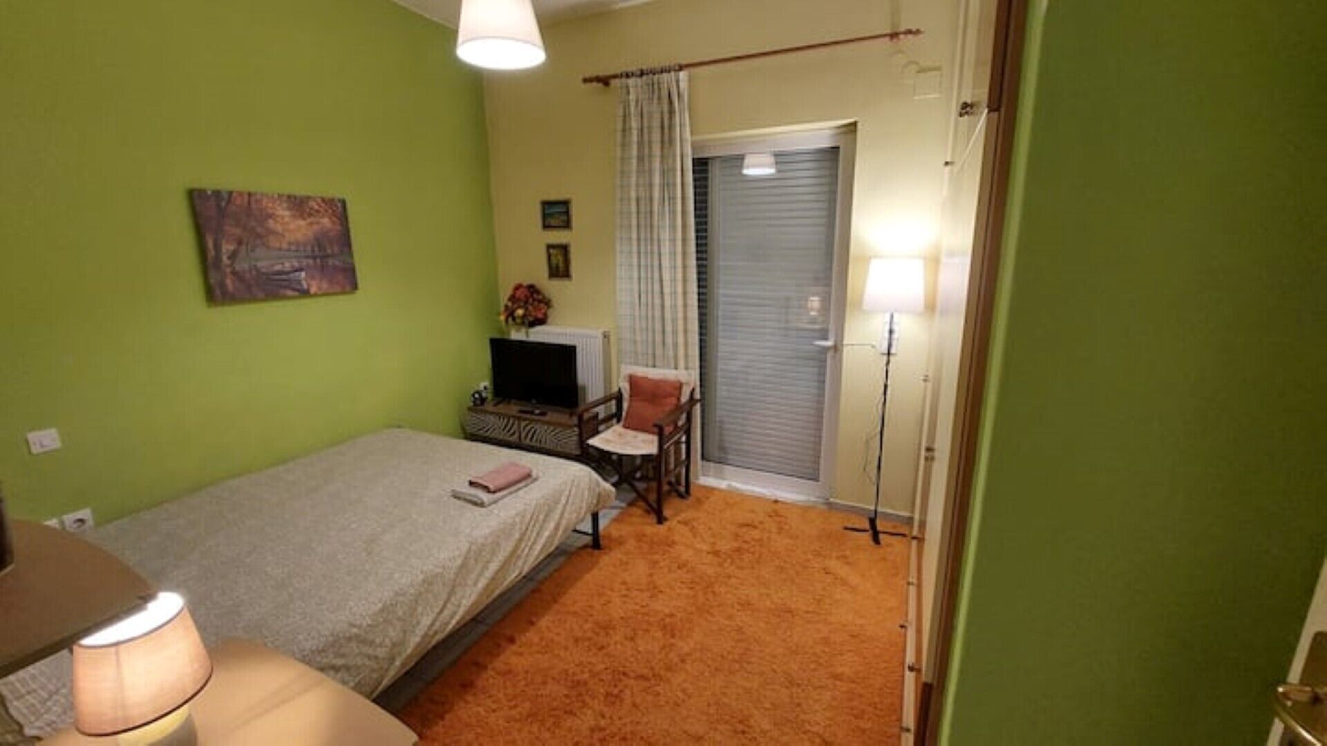 Studio flat in a private block close to the centre