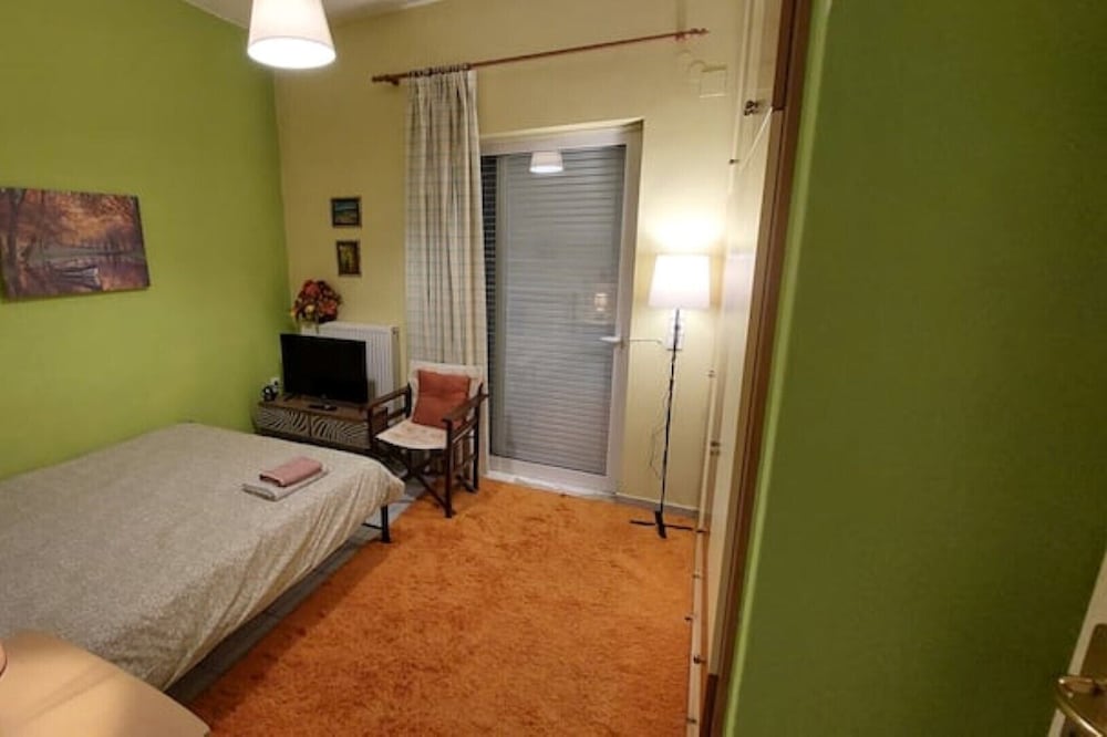 Studio flat in a private block close to the centre