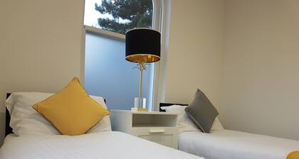 Spacious 2 Bedroom close to station and shopping