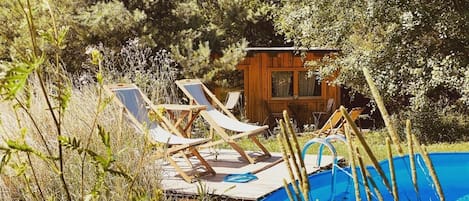 Una piscina al aire libre de temporada