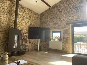 Smart-tv, een open haard, een tafeltennistafel en een computerscherm