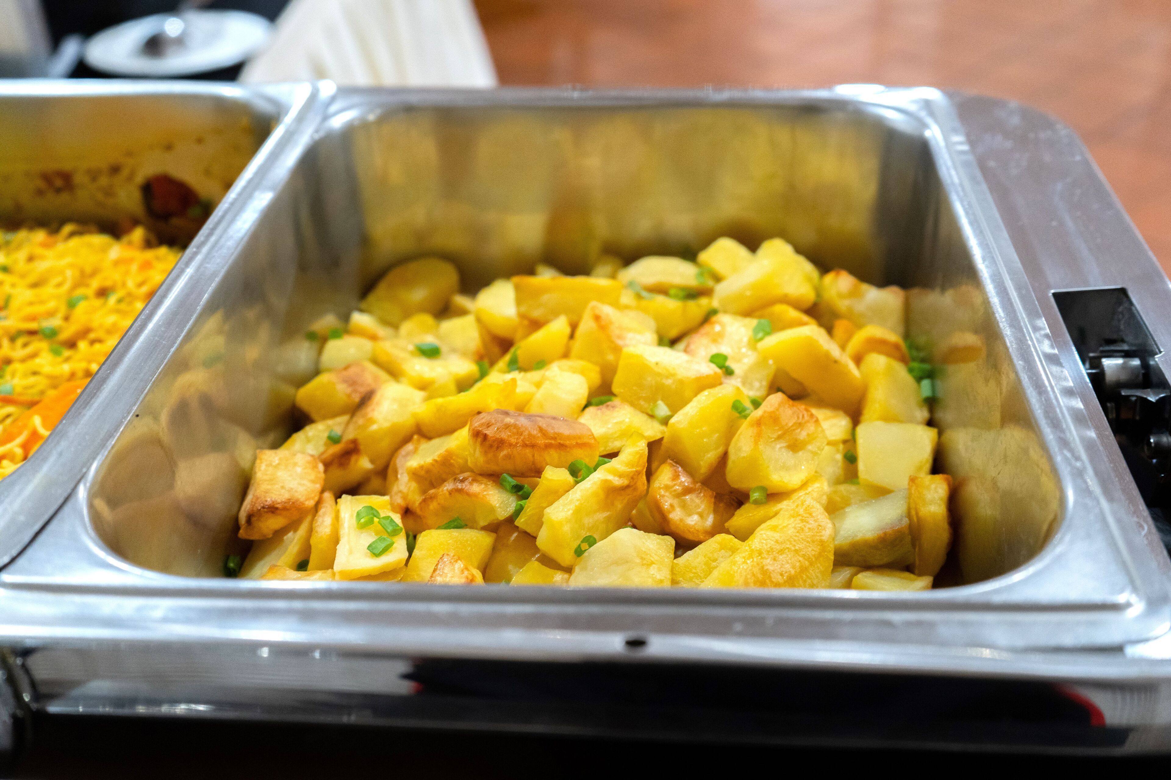 Un buffet proposant une variété de plats, notamment des pommes de terre et un gratin.