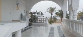 Big lost paradise Superb waterfront villa