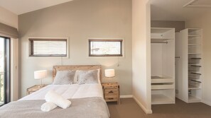 4 bedrooms, desk, free WiFi, bed sheets