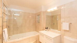 Combined shower/tub, towels