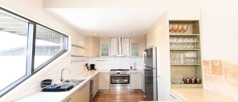 Refrigerador, microondas, horno y parrilla de estufa