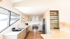 Fridge, microwave, oven, stovetop - Bogong Retreat – 19 Bogong Street (Jindabyne)