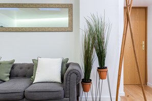 TV - The Gold Artist 2 bedroom apartment with Terrace (Lisboa)