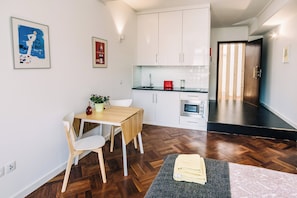 Laptop workspace, free WiFi, bed sheets - Studio 59 Lisboa (Lisbon)