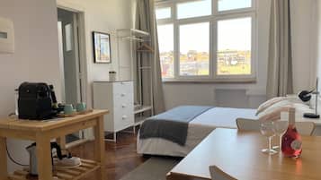 Eenvoudige studio | Een laptopwerkplek, gratis wifi, beddengoed