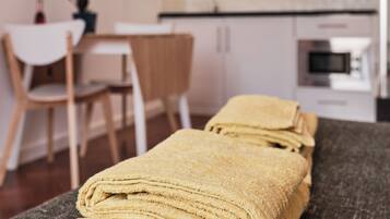 Classic Studio | Laptop workspace, free WiFi, bed sheets