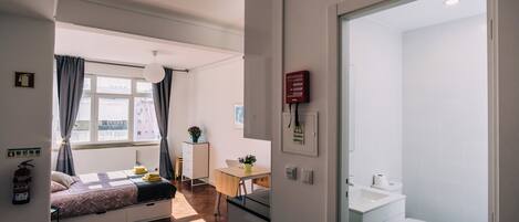 Classic Studio | Laptop workspace, free WiFi, bed sheets