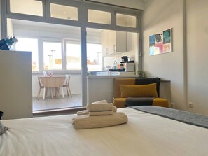 Grand Double Room, Shared Bathroom | Laptop workspace, free WiFi, bed sheets - Studio 59 Lisboa (Lisbon)