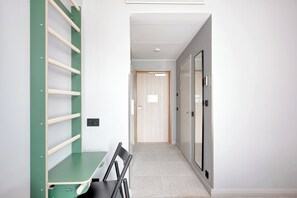 Habitación cuádruple estándar | Espacio para trabajar con laptop y cortinas blackout