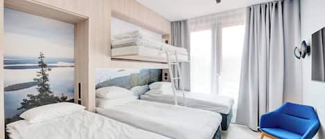 Kamar Quadruple Standar | Ruang kerja ramah laptop, tirai kedap cahaya, dan setrika/meja setrika