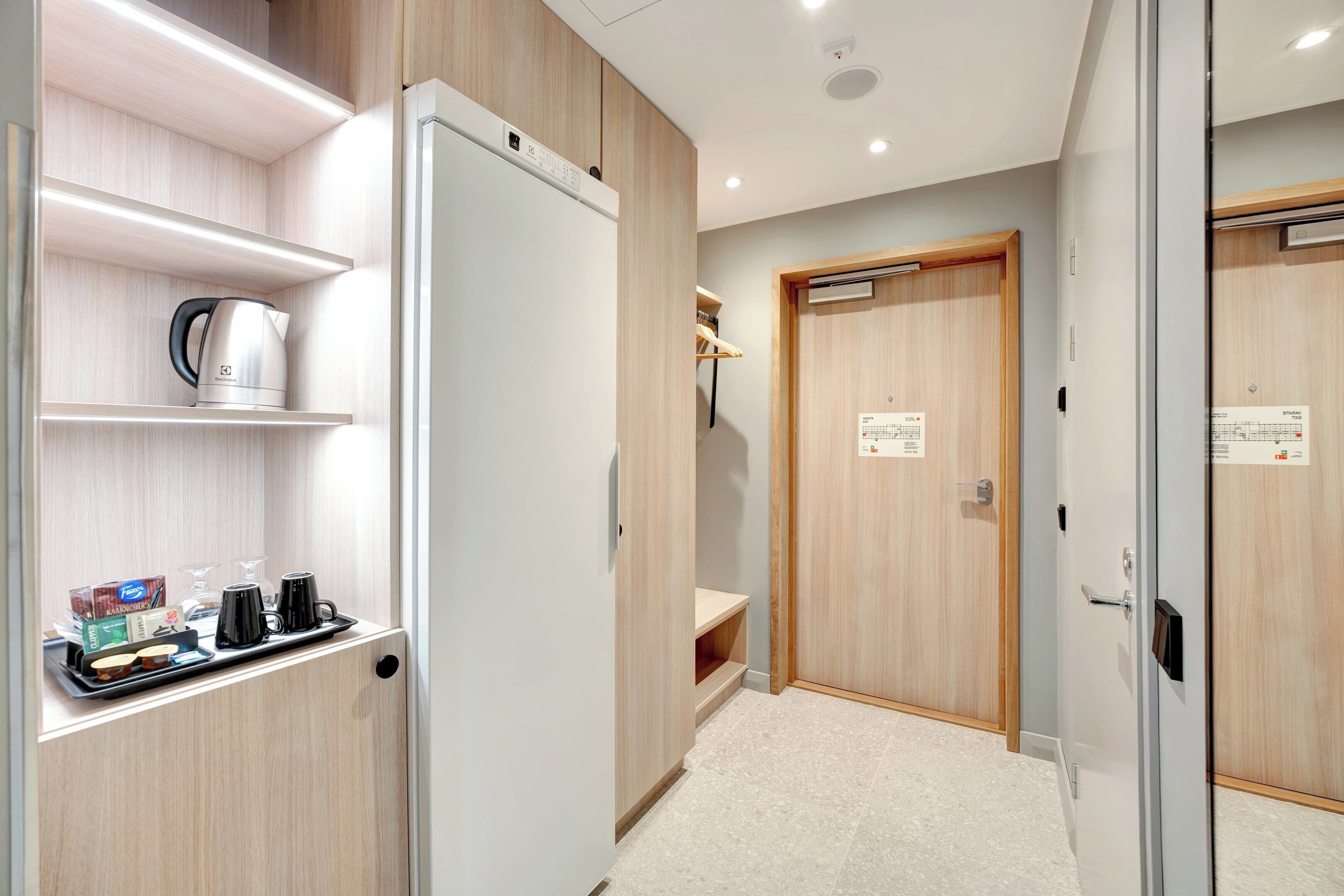 Habitación estándar con 2 camas individuales (Extra bed possible) | Espacio para trabajar con laptop y cortinas blackout 