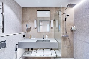 Ducha, artículos de tocador gratuitos, secador de pelo, bidet