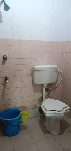 Shower, rainfall showerhead, free toiletries, towels