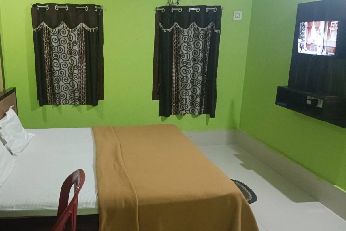Deluxe Double Room, Multiple Beds, City View | Desk, bed sheets
