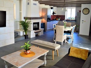 Smart-TV, Kamin, Stereoanlage