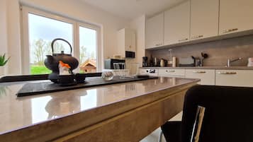 Een koelkast, een magnetron, een oven, een kookplaat