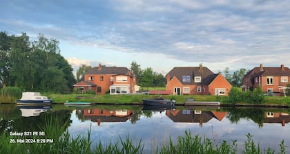 Dream accommodation with its own jetty and garden!