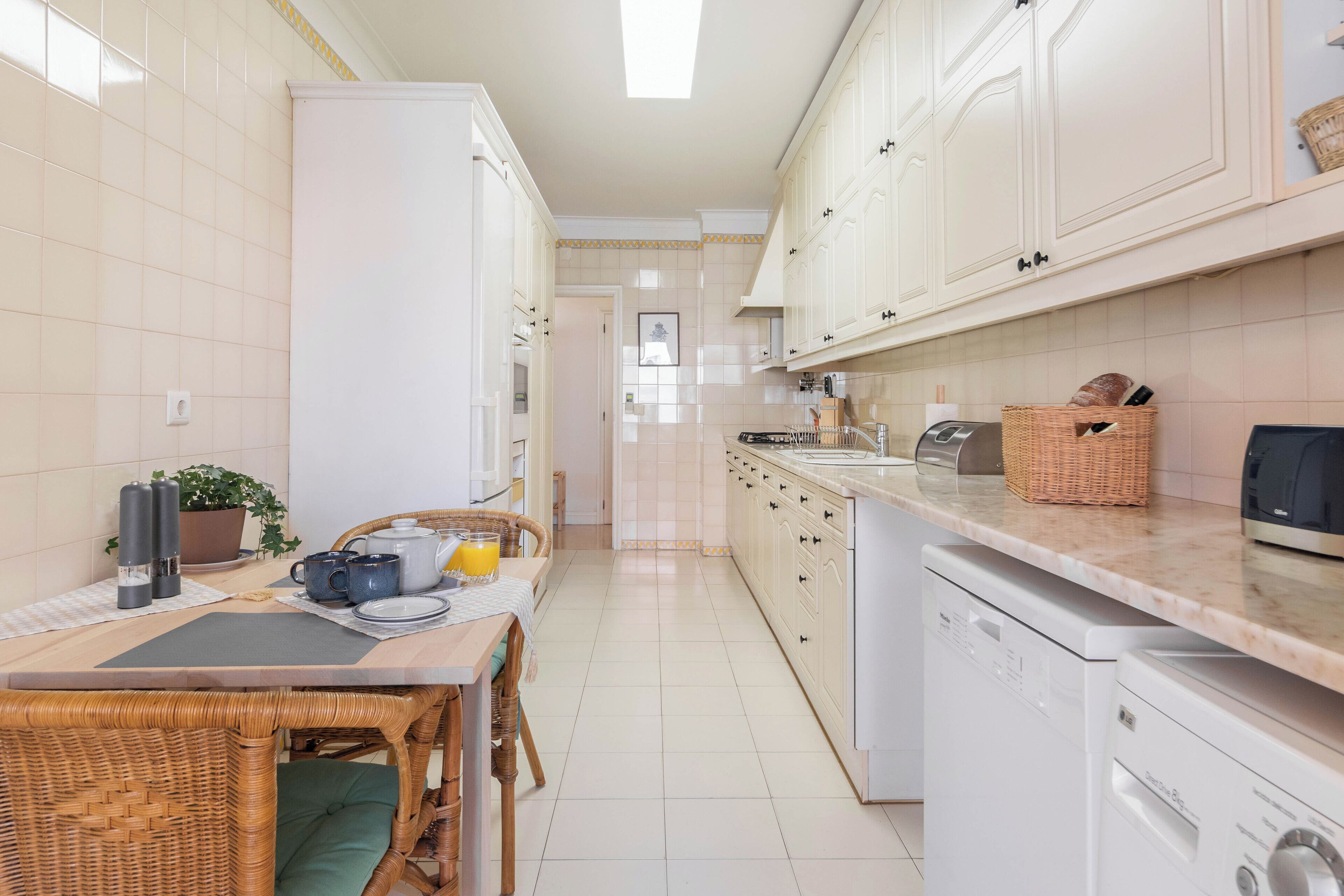 Spacious & Clean Cascais Apartment. Central with free private parking. 