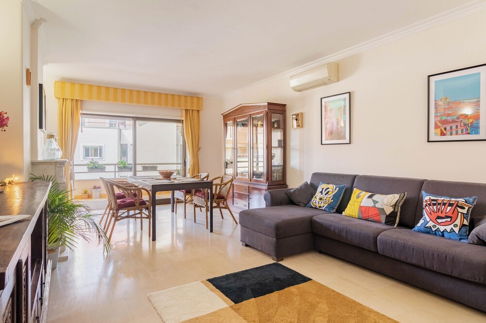 Spacious & Clean Cascais Apartment. Central with free private parking.