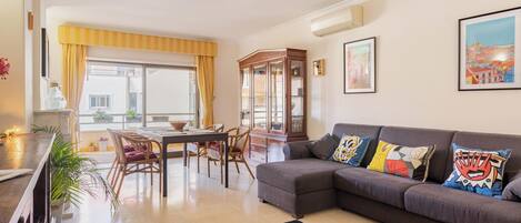 Televisor intel·ligent i llibres