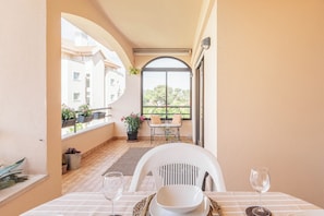 Outdoor dining - Spacious & Clean Cascais Apartment. Central with free private parking. (Cascais)