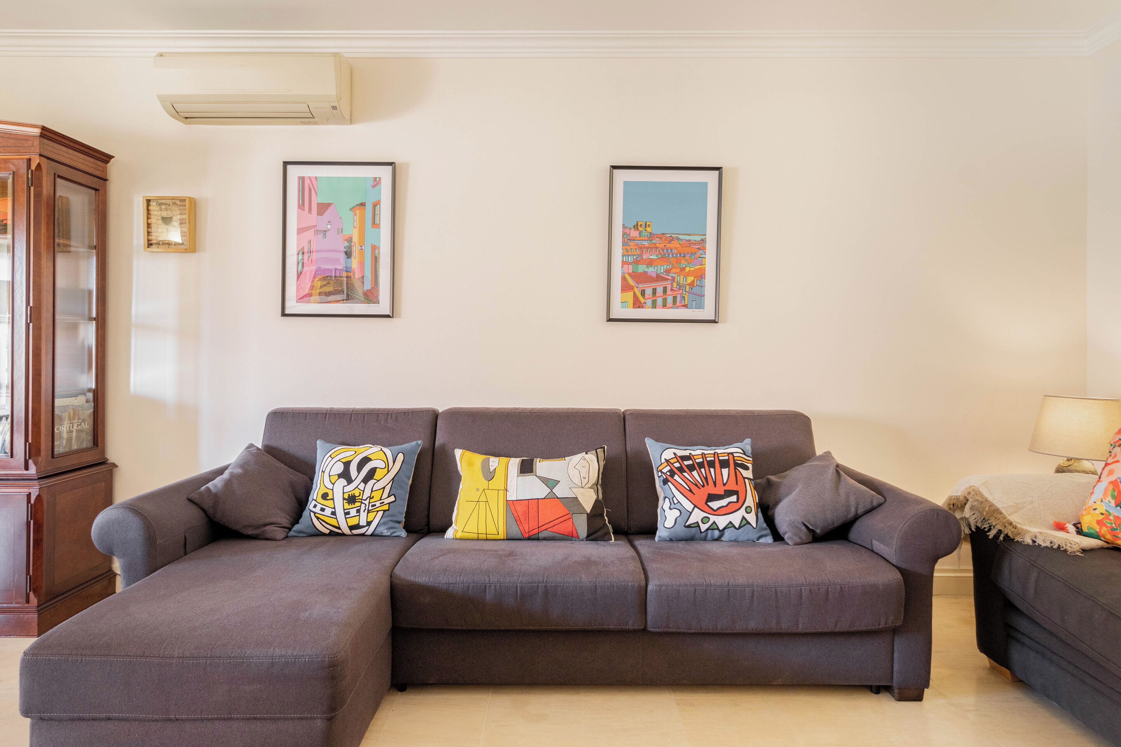 Spacious & Clean Cascais Apartment. Central with free private parking. 