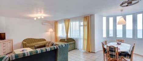 Panoramic Apartment, 1 Bedroom, Non Smoking, Sea View | Living area