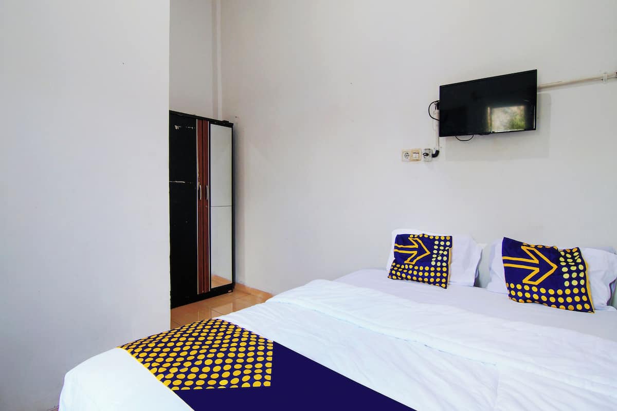 Habitación doble | Escritorio y ropa de cama