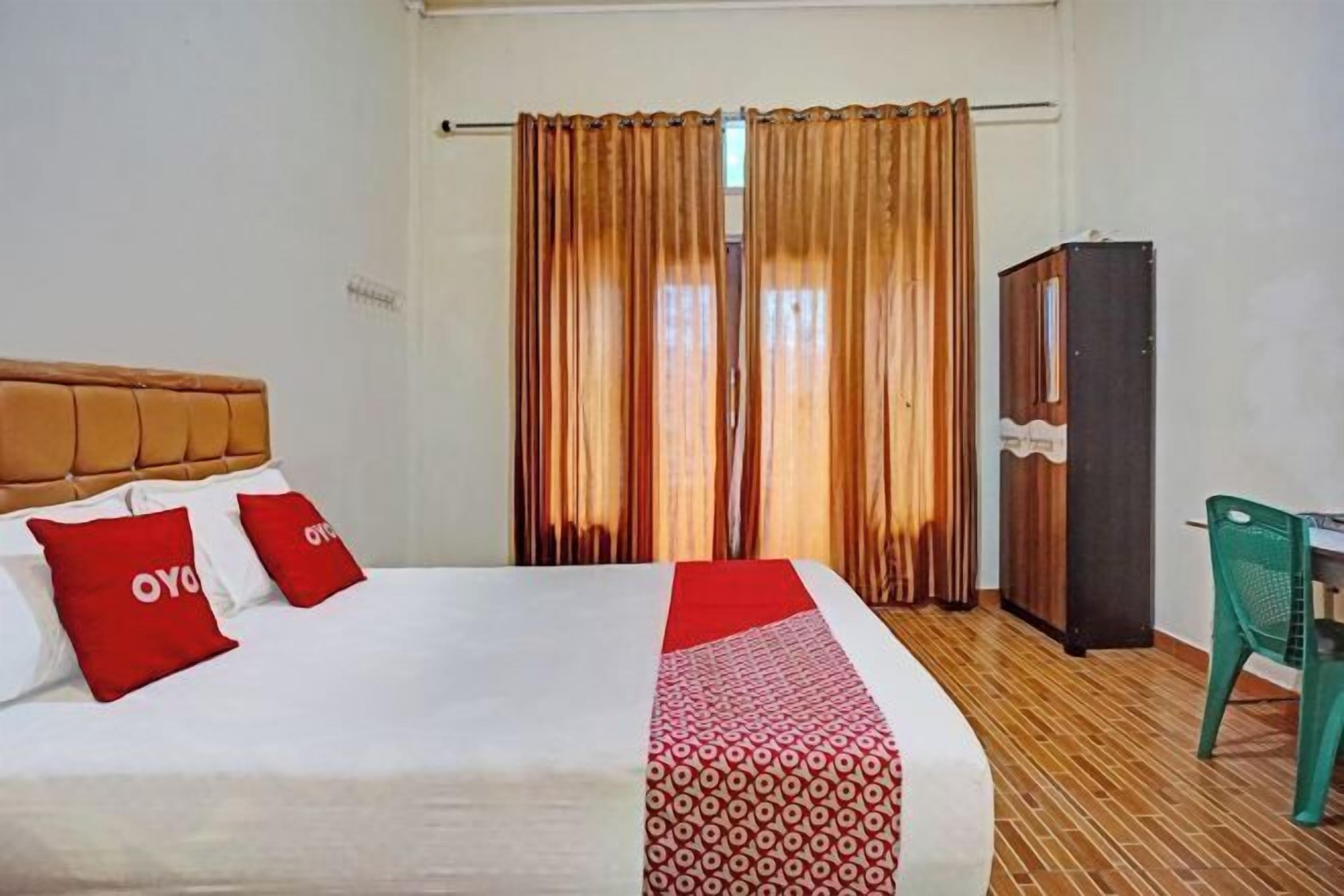 Bàn, bộ trải giường 