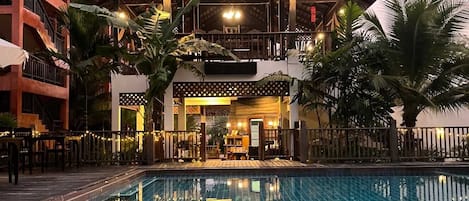 Hồ bơi ngoài trời