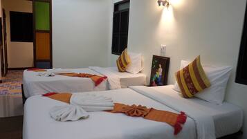 Minibar, escritorio, espacio para trabajar con laptop y wifi gratis