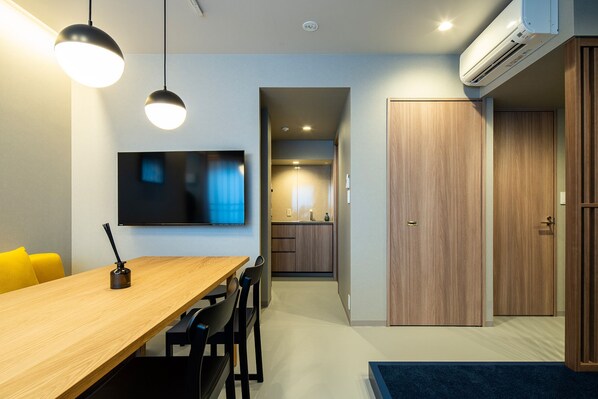 Une cuisine moderne avec des meubles en bois, un four encastré et un four à micro-ondes.