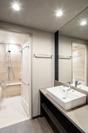 Estudio Premier | Baño | Artículos de higiene personal gratuitos, secador de pelo y zapatillas
