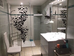 Dusche, Haartrockner, Seife, Toilettenpapier