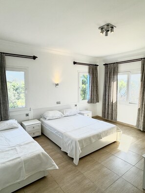 Habitación triple estándar | Ropa de cama de alta calidad, minibar, cunas y wifi gratis 