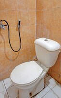 Chuveiro, toalhas de banho, papel higiênico
